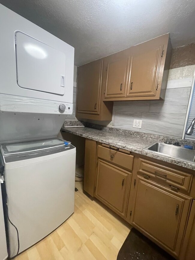 Building Photo - Tucked Away Antioch Home!