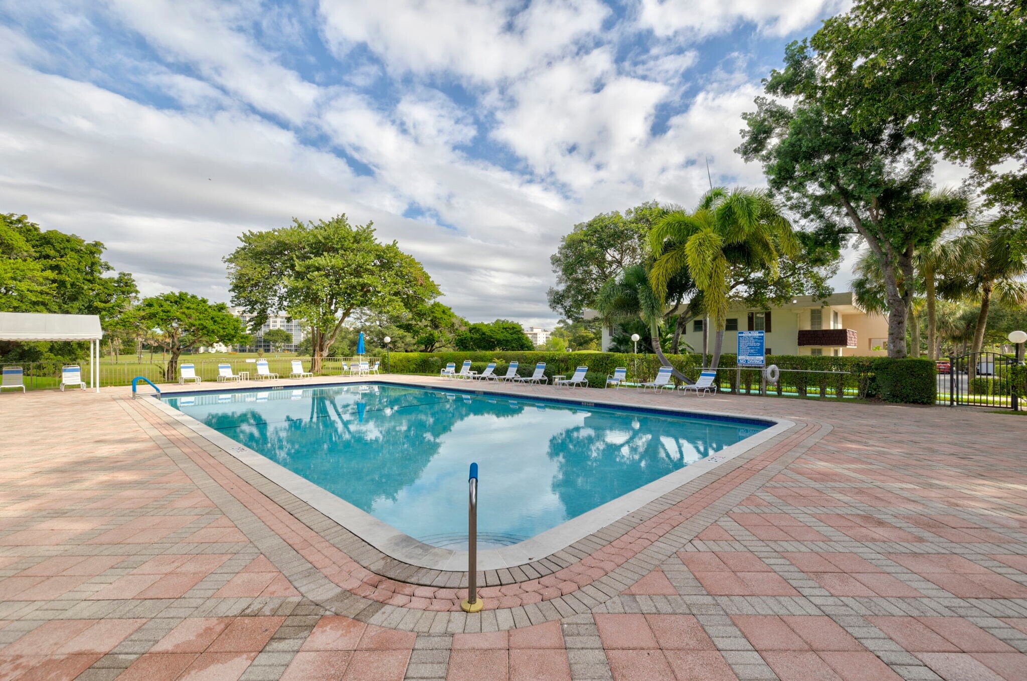 Building Photo - 2851 S Palm Aire Dr