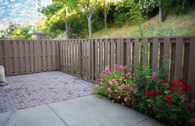 Building Photo - Virginia Hills-3 BR, 2.5 Bath Townhome wit...