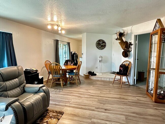 Building Photo - UPDATED 3 BEDROOM 2 BATHROOM CONVENIENTLY ...