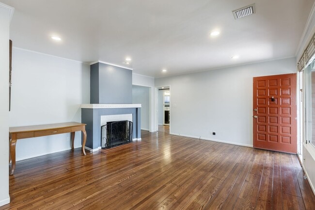 Building Photo - Spacious 5-Bedroom, 3-Bath Home with Pool ...