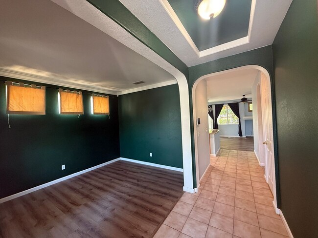 Building Photo - Single-story 3 bedroom, 2 bathroom, plus o...