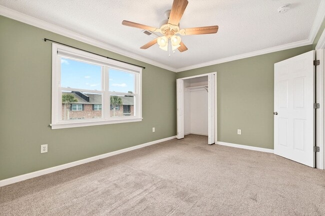 Building Photo - Quiet Retreat, Prime Location!