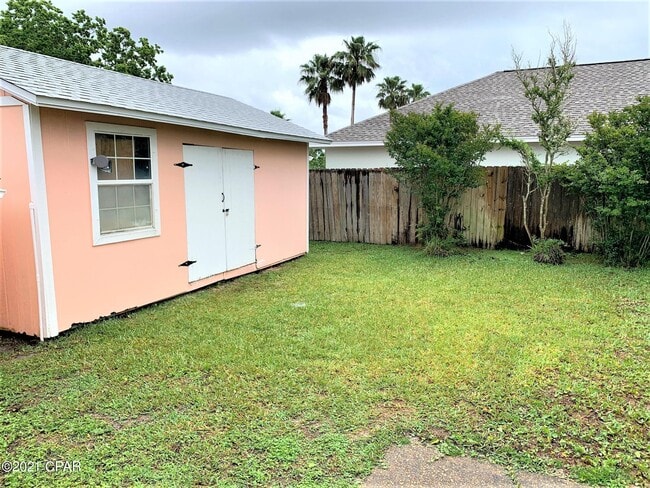 Building Photo - 221 Poinsettia Dr