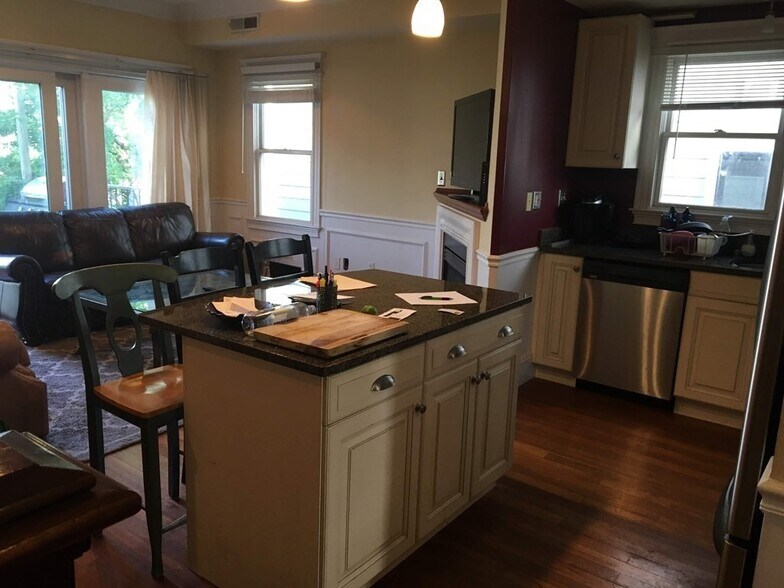 Building Photo - 536 Dorchester Ave