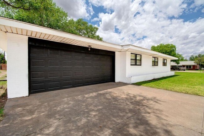 Building Photo - AVAILABLE FOR PRE-LEASE - Modern & Charming 3 Bedroom