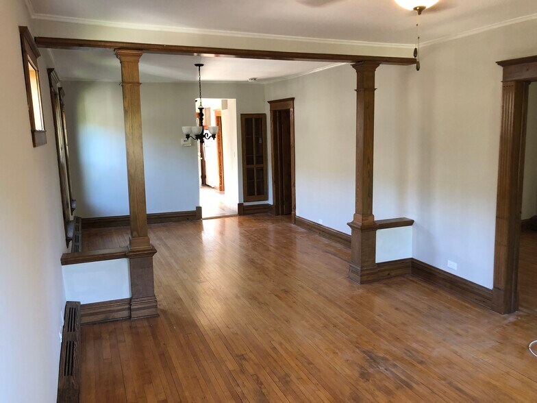 Living Room/Dining Room - 4546 N Hermitage Ave