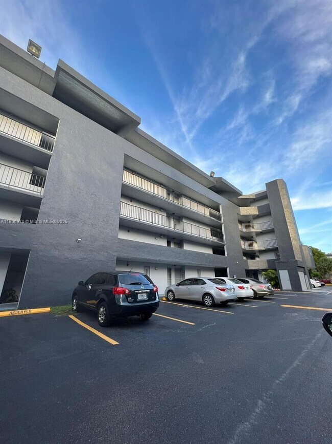 Building Photo - 310 Fontainebleau Blvd