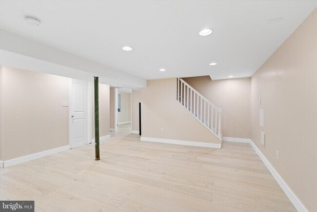 Building Photo - 1527 Maurice Dr