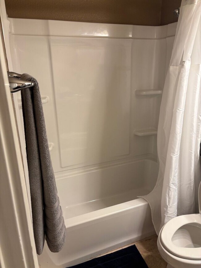 Building Photo - Meridian Furnished 2 Bd / 2 Ba Luxury Condo - Resort Style Living.