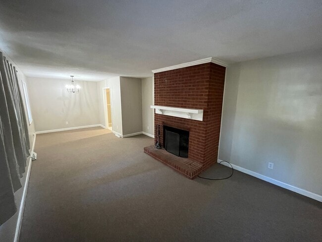 Building Photo - Charming 3-bedroom 1.5-bathroom brick home