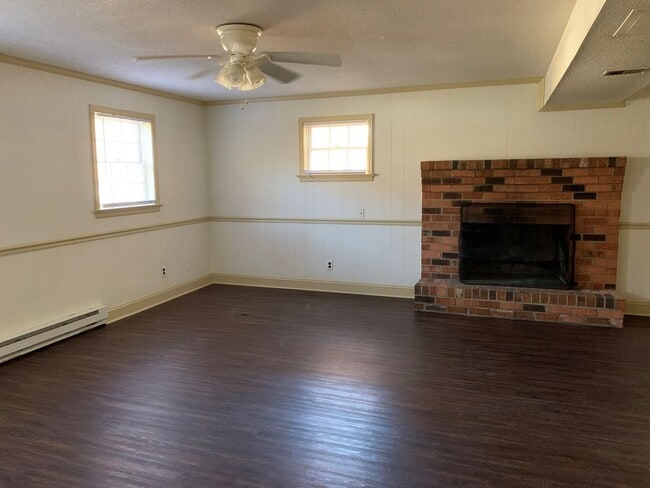 Building Photo - 3 Bedroom House off Timberlake Road