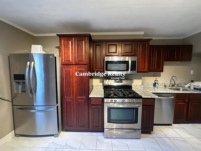 Primary Photo - 20 Linden St