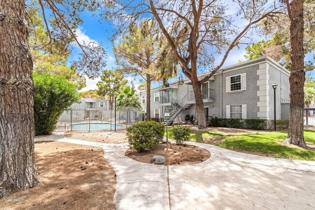 Building Photo - 2 Bedroom, 2 Bathroom Condo unit in a Gate...
