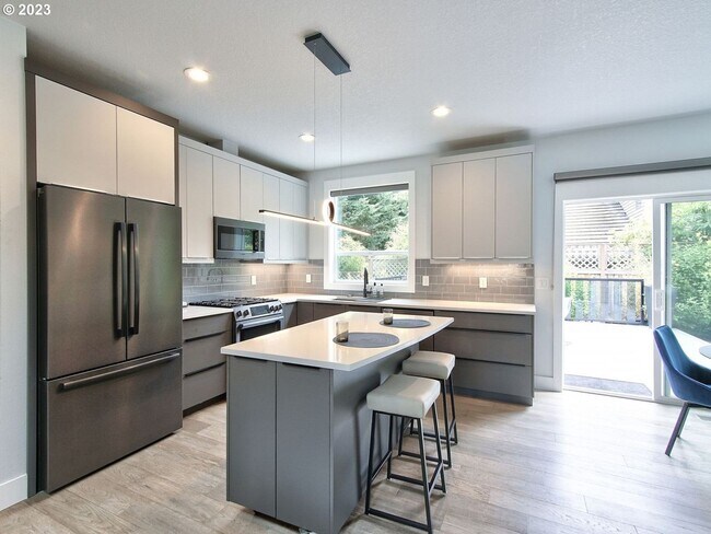 Building Photo - Fully Furnished Lake Oswego Gem!!!!
