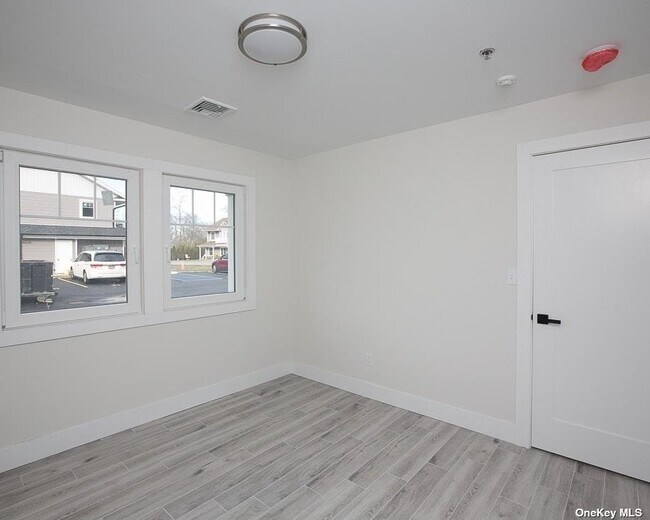Building Photo - 170 W Montauk Hwy