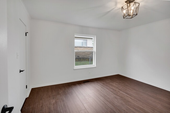 Building Photo - 5415 E 17th St