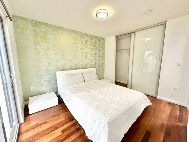 Building Photo - Tastefully furnished 1bed/1bath in the hea...