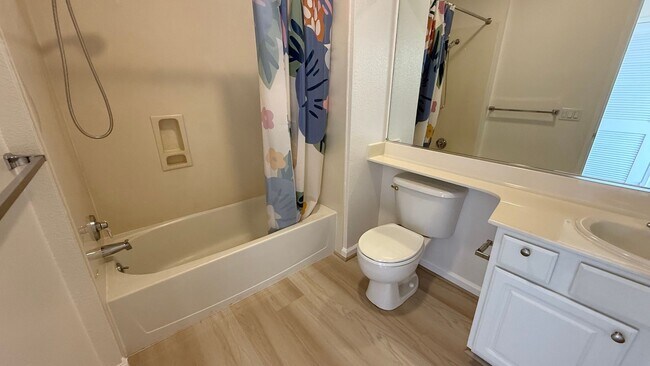 Building Photo - Epic REA - Top floor, Sweeping Views, 3 BR...