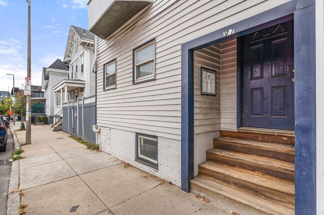 Building Photo - 377 Dorchester St