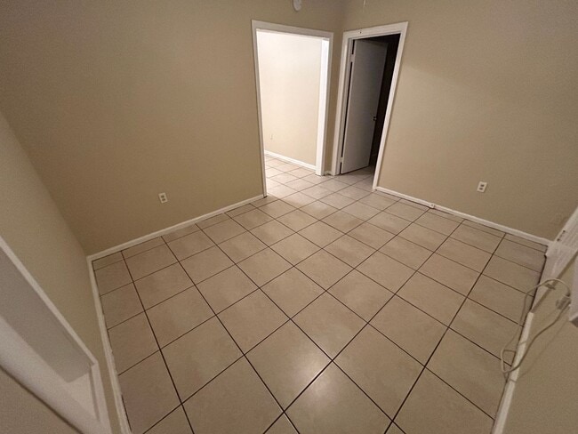 Building Photo - Spacious 1/1 one story unit in a small 18 unit complex.