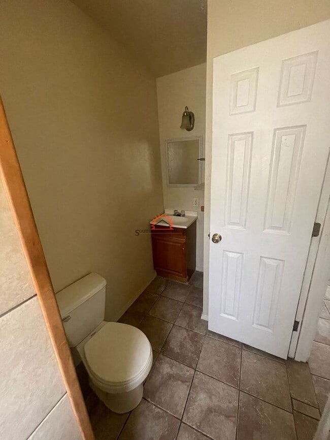 Building Photo - Charming 1 bed 1 bath duplex