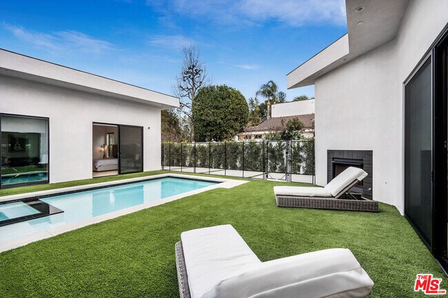 Building Photo - 22931 Dolorosa St