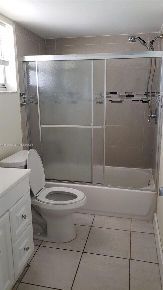 Building Photo - 950 Hillcrest Dr