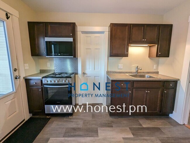 Building Photo - 18 Warren St