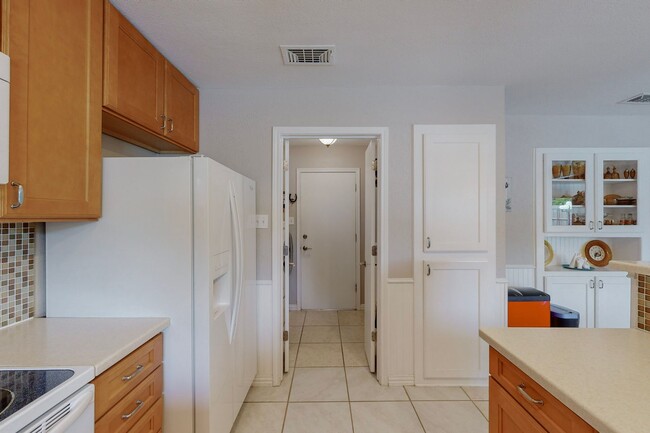 Building Photo - Available Mid-June | 3 Bedroom Arlington H...