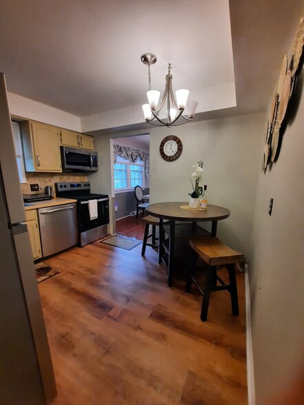 Building Photo - 9276 Yellowwood Dr