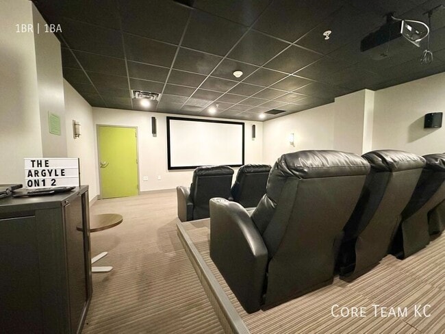 Building Photo - 306 E 12th St