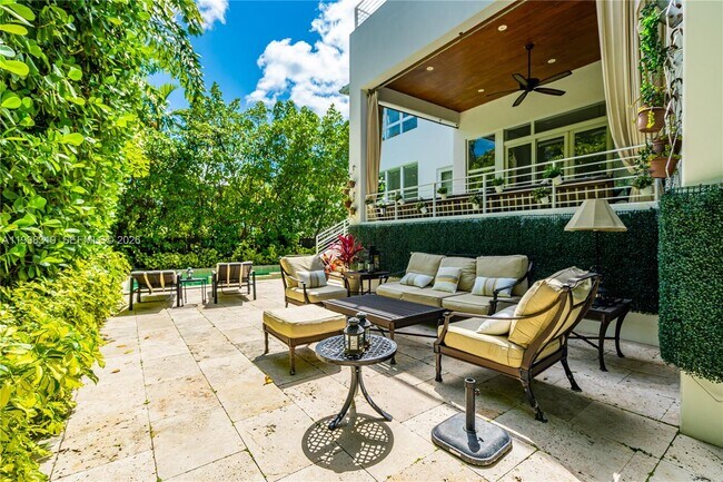 Building Photo - 435 Hampton Ln