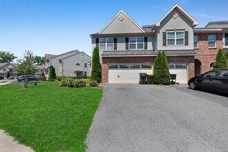 Building Photo - 3 bedroom Townhouse