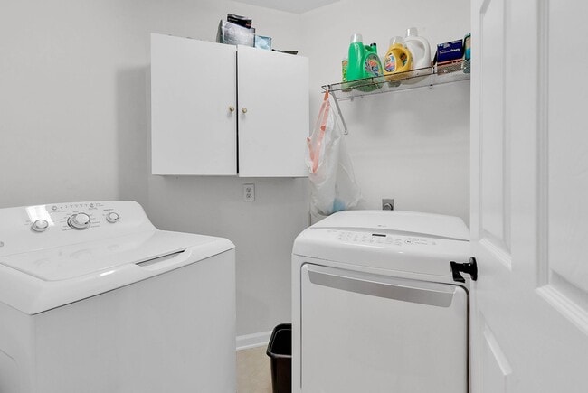 Building Photo - ** $1,000 off your first months rent with a move in by April 1st ** Don't miss out on this gorgeo...