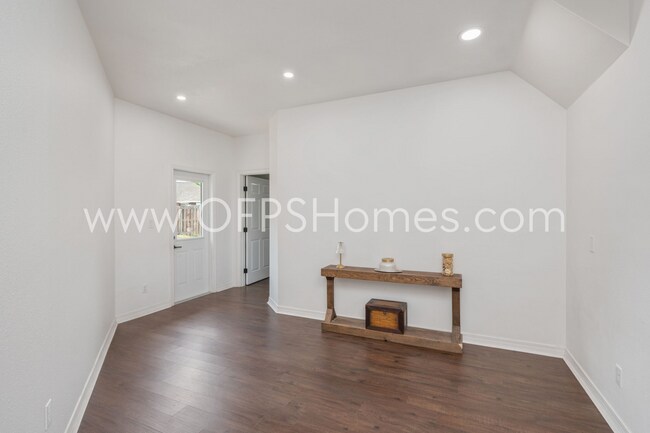 Building Photo - AVAILABLE BY JULY 15