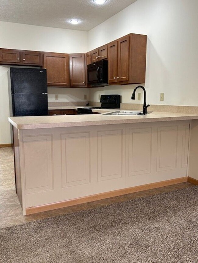 Building Photo - 1 Bedroom Apartment with Garage!