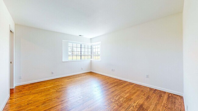 Building Photo - Beautiful 4 bedroom 3.5 bath Home with 2 c...
