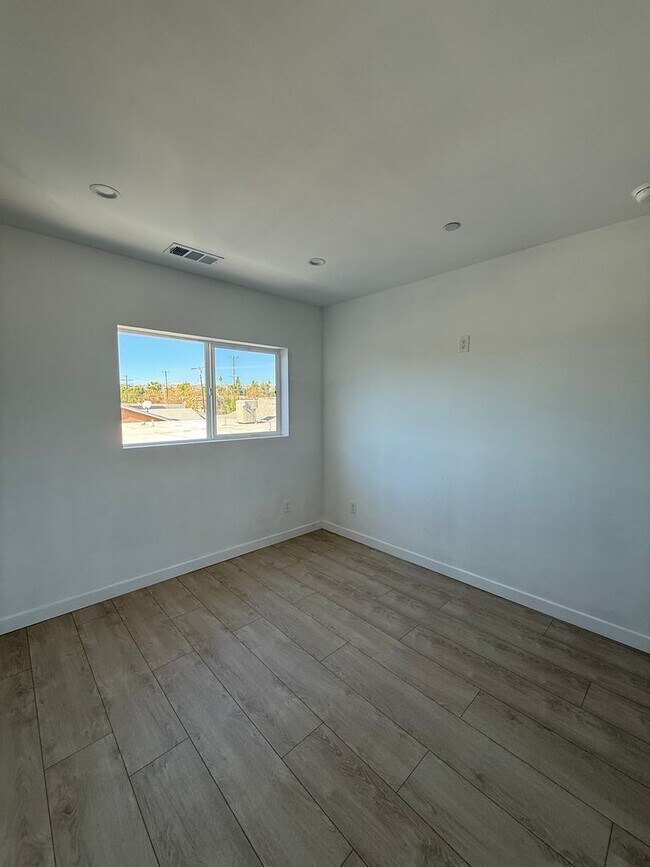 Building Photo - 22026 Saticoy St