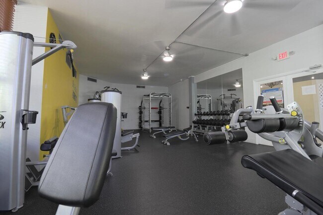 Building Photo - 800 Parkview Dr