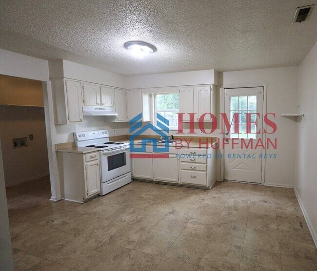 Building Photo - Two Bedroom House