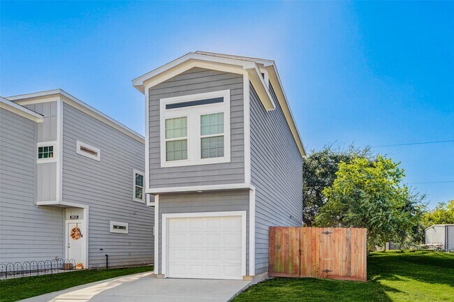 Building Photo - 18835 Luminescent Ln