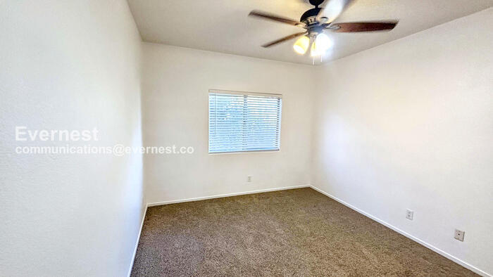 Building Photo - 5655 E Sahara Ave