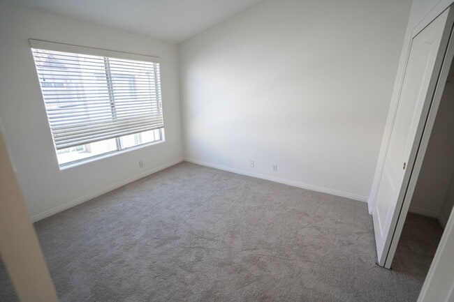 Building Photo - Charming 3-Bedroom Townhome with Dual Fireplaces and Pool Access in Stevenson Ranch!