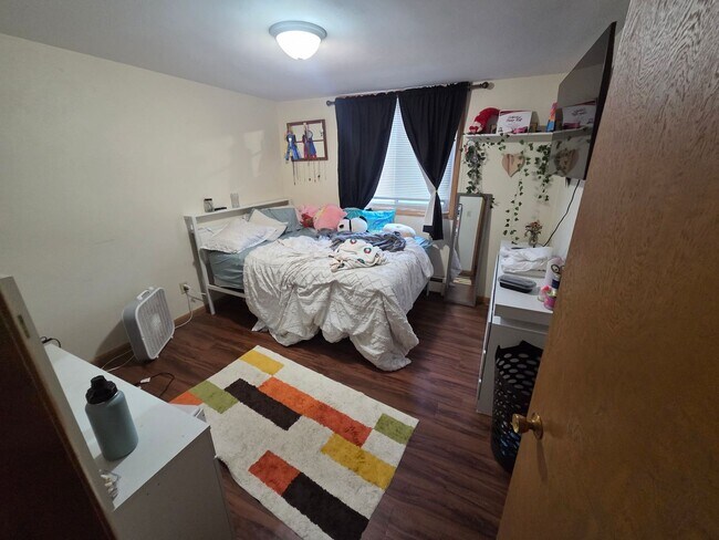 Building Photo - Available August! - 2 Bed 1 Bath Apartment