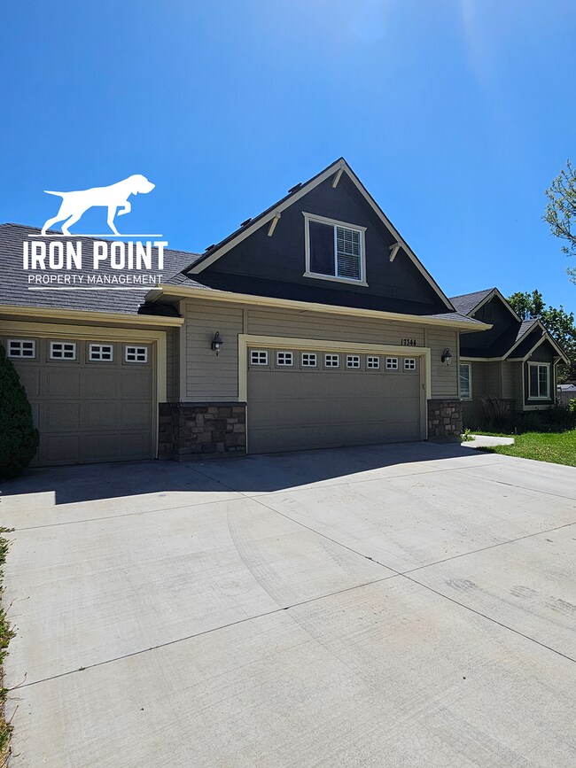 Building Photo - 3bed/2bath w/3 car garage, upstairs bonus room, vaulted ceilings, & fenced yard.