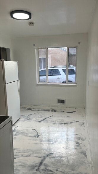 Building Photo - 933 Fremont Ave S