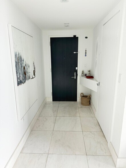 Building Photo - 900 Biscayne Blvd