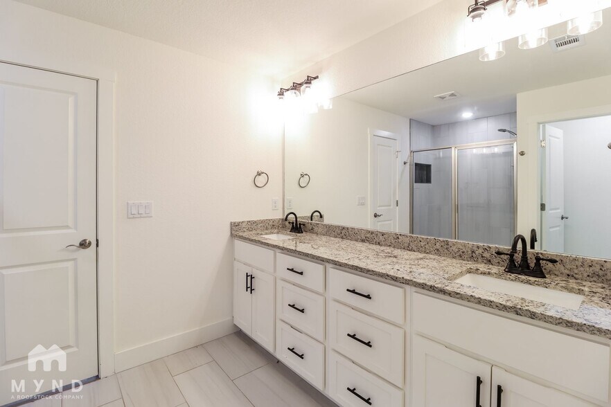 Building Photo - 1020 Autumn Royal Ave