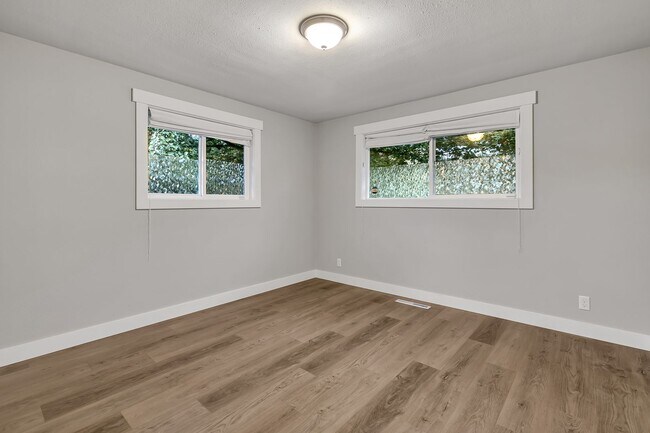 Building Photo - Beacon Hill 2 bed 1 bath home